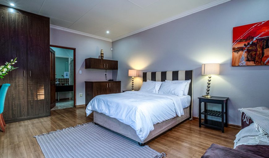 Queen Room: Bed