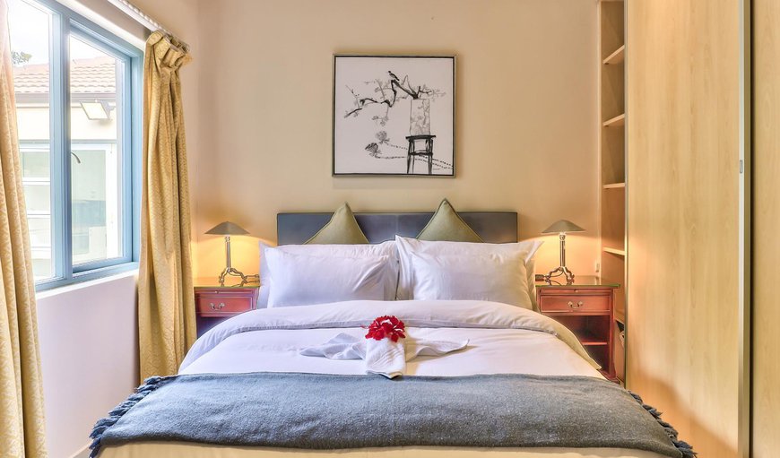 Luxury Queen Room: Bed