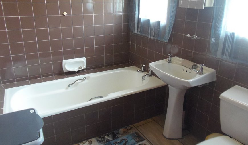Chrismar House: Bathroom