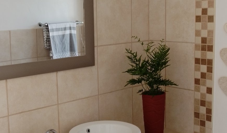6 Olives on Third - Tree tops: Bathroom