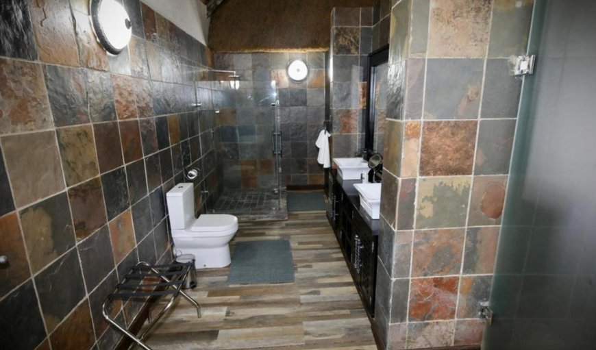 Decollage Estate | Deluxe King Room: Bathroom