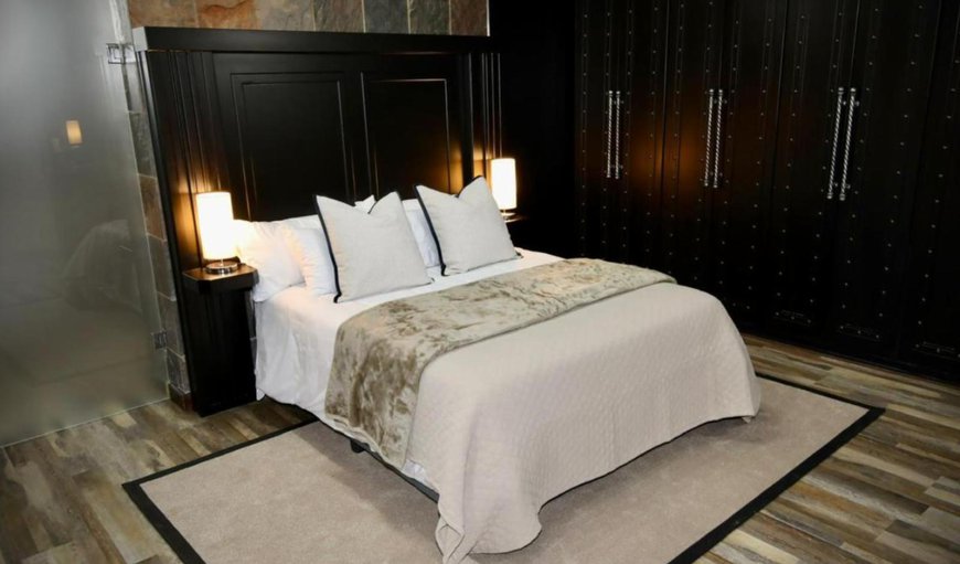 Decollage Estate | Deluxe Queen Room: Bed