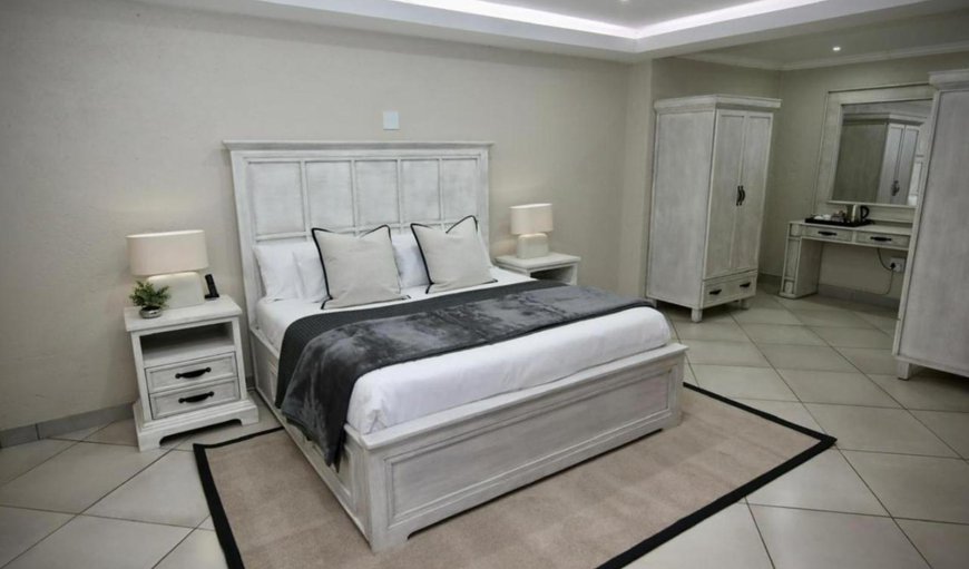 Decollage Estate | Luxury Family Suite: Bed