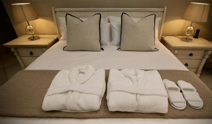 Decollage Estate | Luxury King Suites: Bed