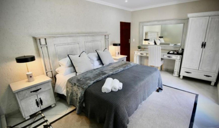 Decollage Estate | Luxury Junior Suite: Bed