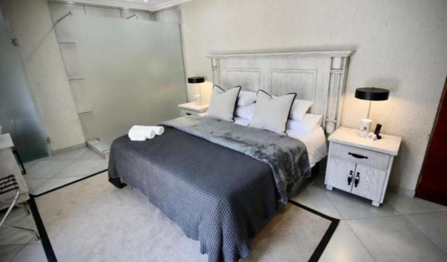 Decollage Estate | Luxury Junior Suite: Bed