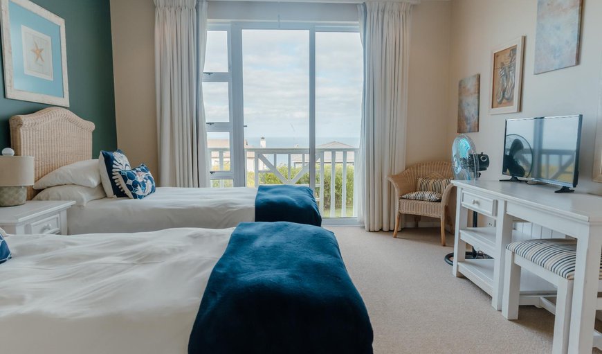 Deluxe Holiday Home: Bedroom with ocean view