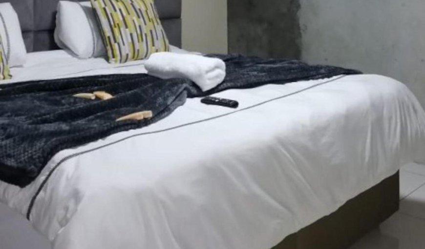 Deluxe Double room with Bath and Shower: Bed