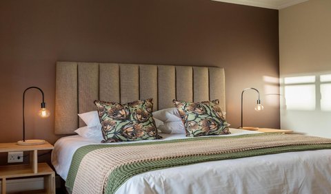 Pincushion Luxury Apartment: Bed