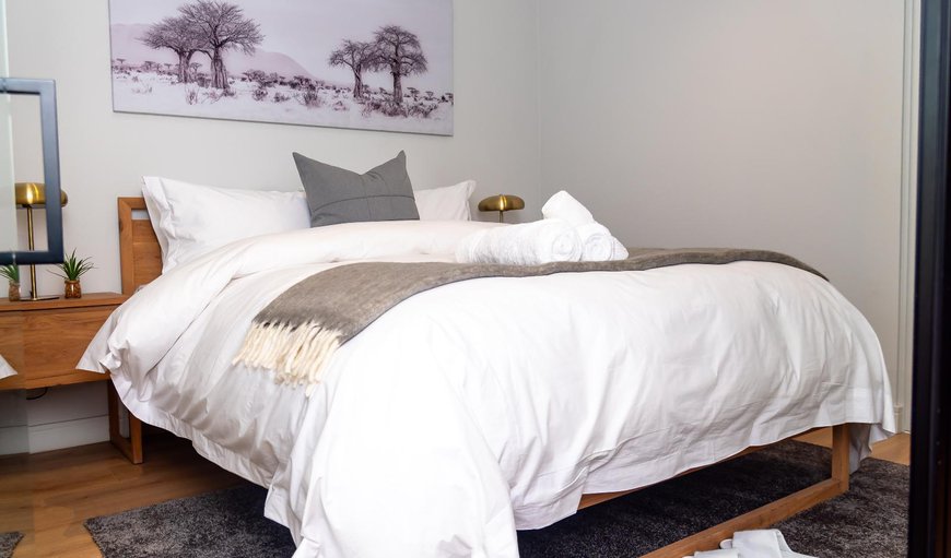 Luxury One Bedroom Apartment: Bed