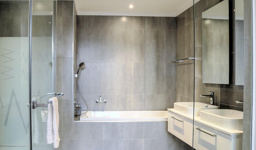 Seventh Floor Luxury Apartment: Bathroom