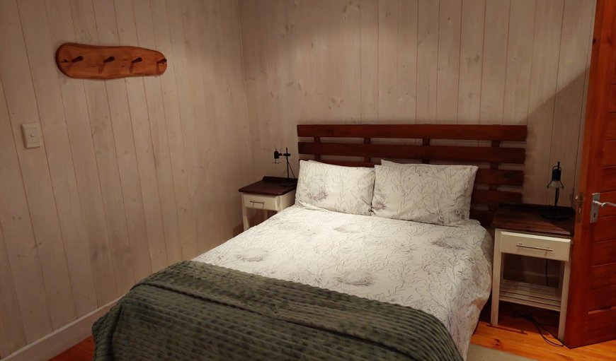 Deluxe Room with Shower: Bed