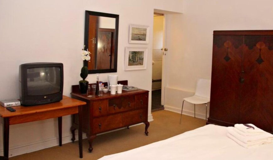 Standard King Room 1 with En-suite: TV and multimedia