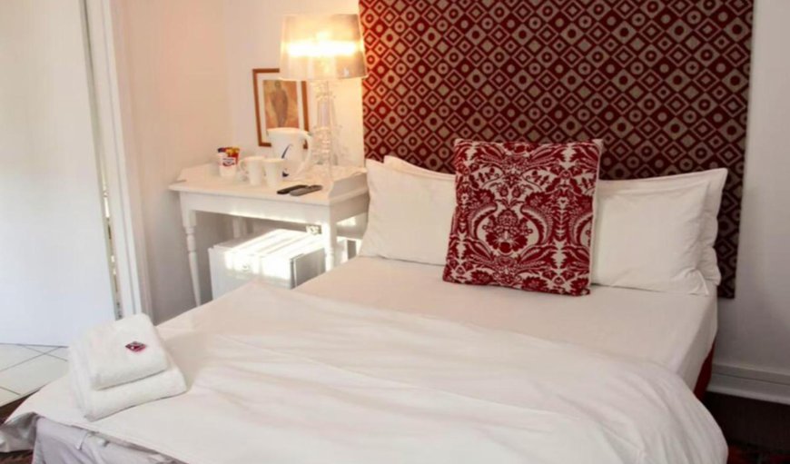 Standard Queen Room 6 with En-suite: Bed