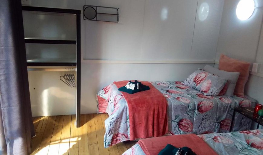Twin En-suite Room: Bed