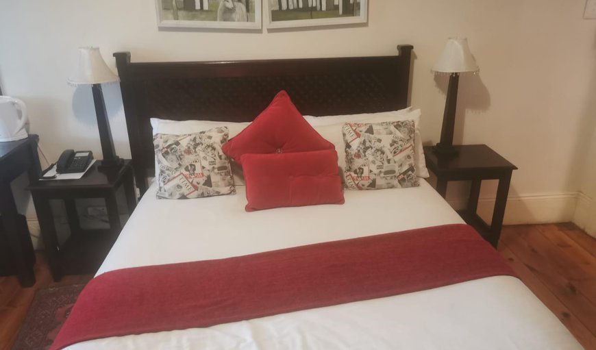 Marian Queen Room: Bed