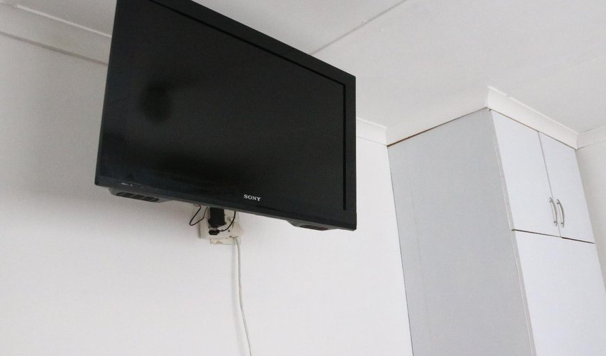 Arusha Standard Queen Room: TV and multimedia
