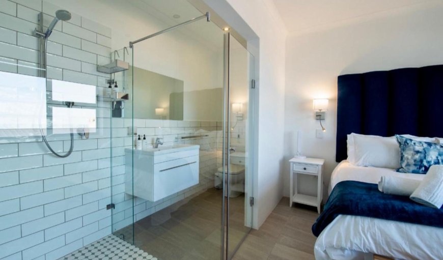Family RegSuid 2 Bedroom Apartment: Shower