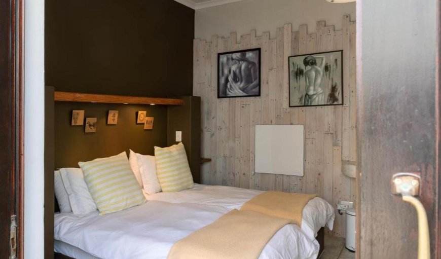 Standard Twin Room: Bed