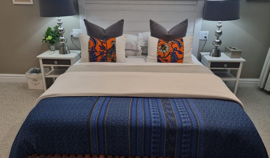 Luxury Queen Room: Bed