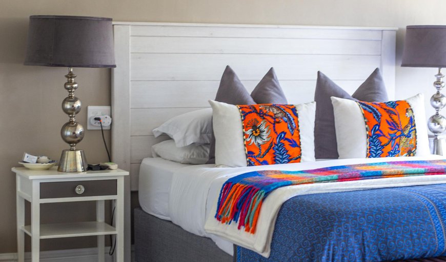 Luxury Queen Room: Bed