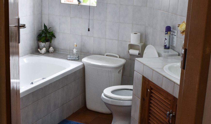 Cross Berry: Shared Bathroom