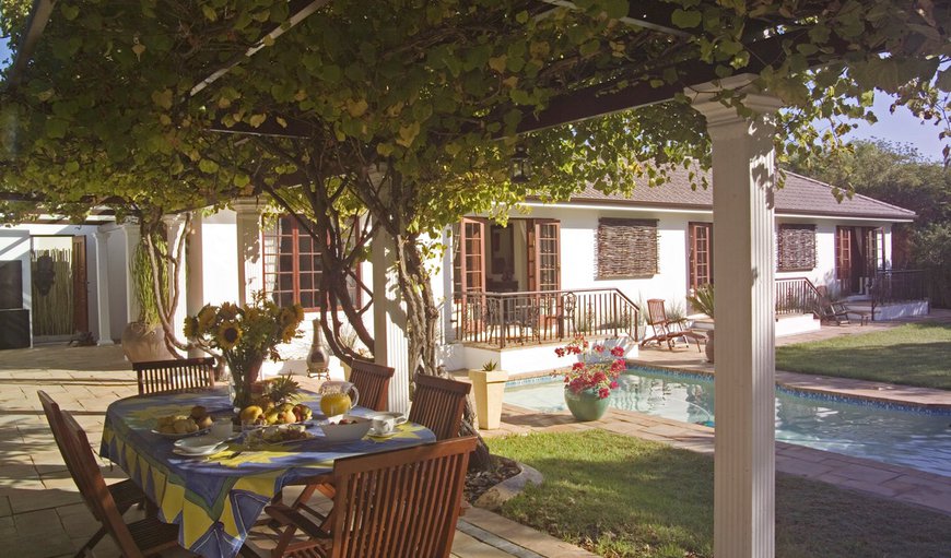 3 Palms Luxury Cottage features a beautiful back garden with a swimming pool, garden lounges and braai facilities. 3 Palms Luxury Cottage features a beautiful back garden with a swimming pool, garden lounges and braai facilities.