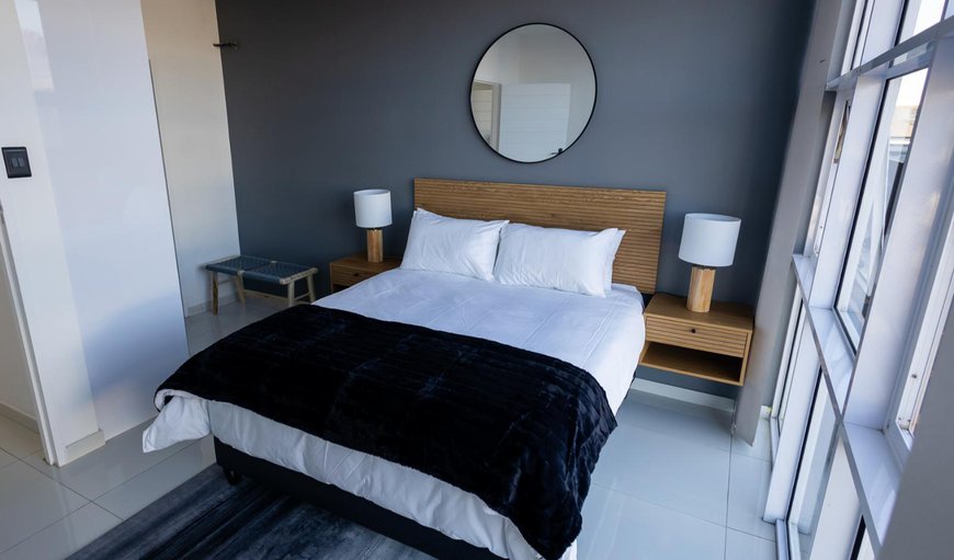 St Tropez Beachfront Apartment: Bed
