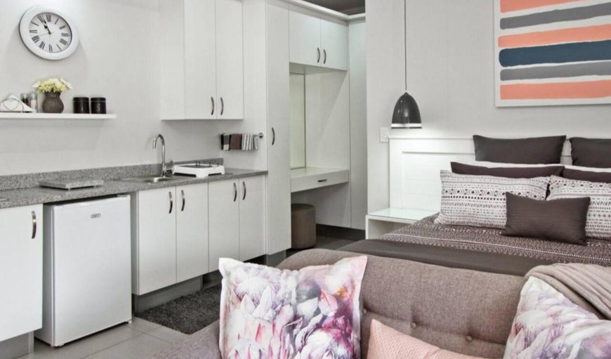 One-Bedroom Studio Apartment: Kitchenette