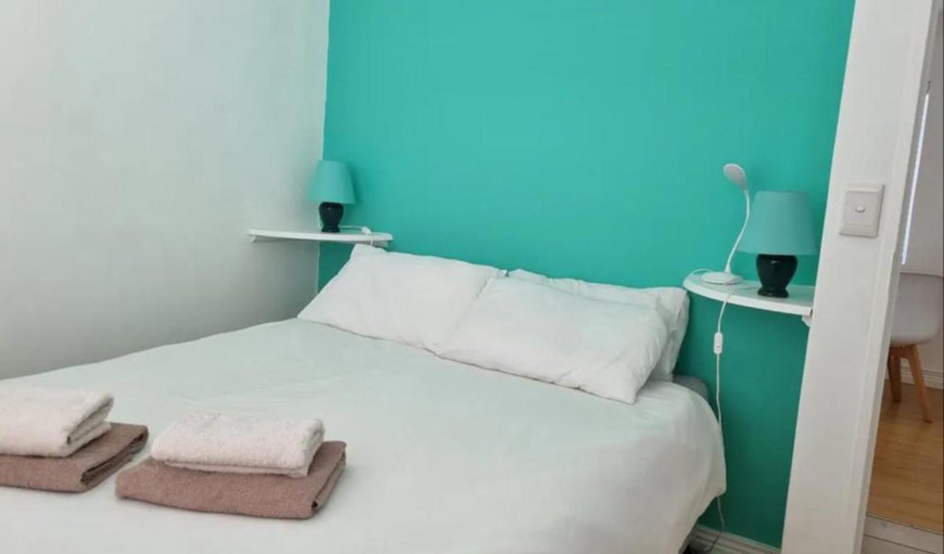 Flamingo Beach Apartment 3: Bed