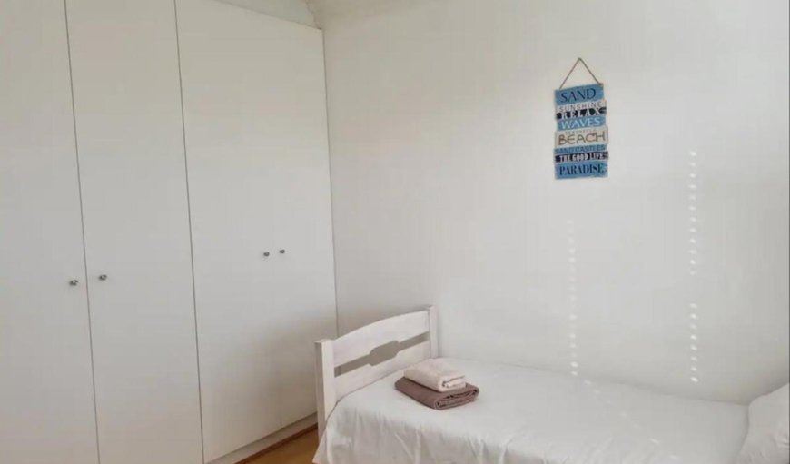 Flamingo Beach Apartment 3: Bed