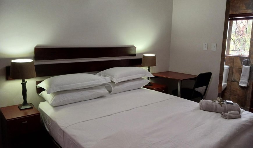 Double Room with En suite: Bed
