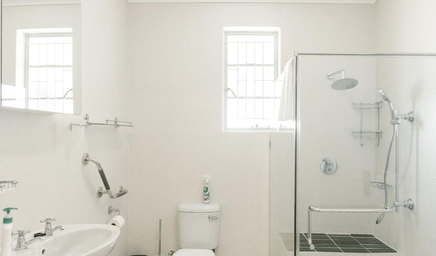 Standard Double Room: Bathroom