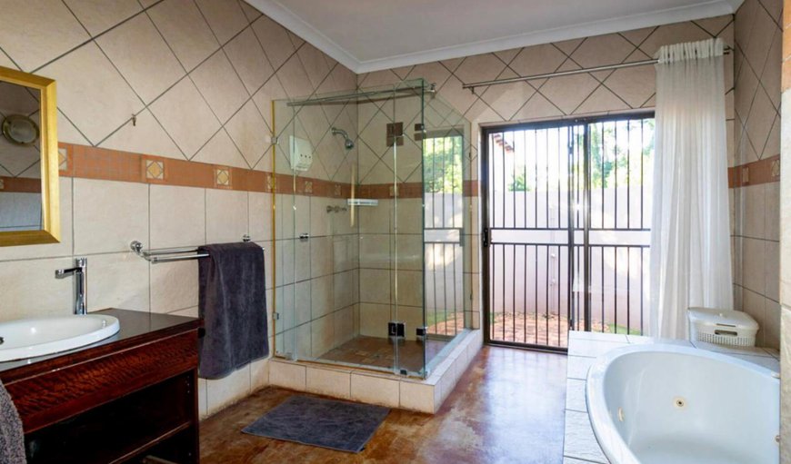 Luxurious Queen Room: Bathroom