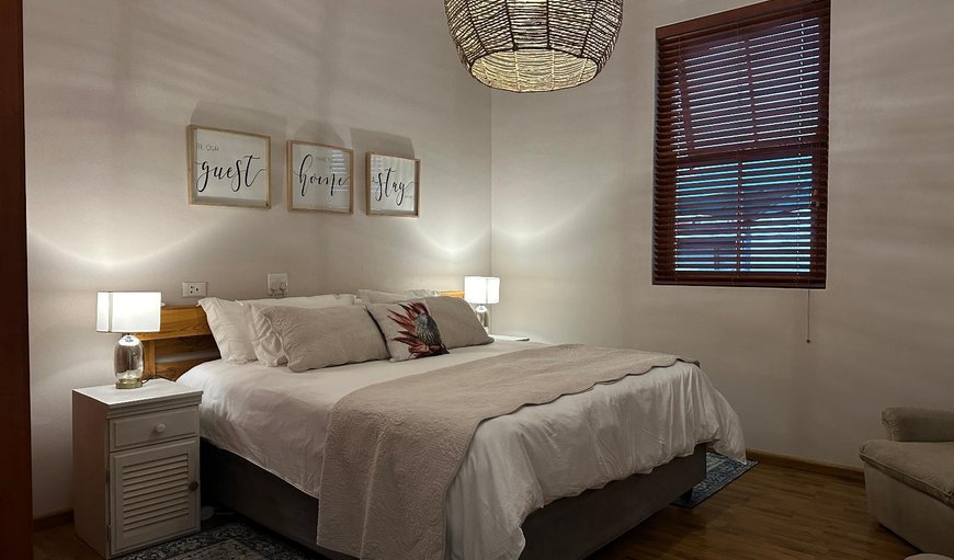 Stylish One-bedroom Cottage: Bed