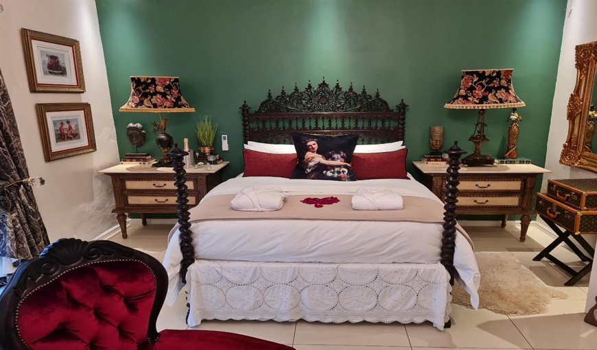 Standard Queen Room - Peacock: Bed