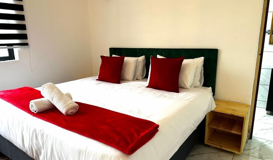 Deluxe King Room: Bed