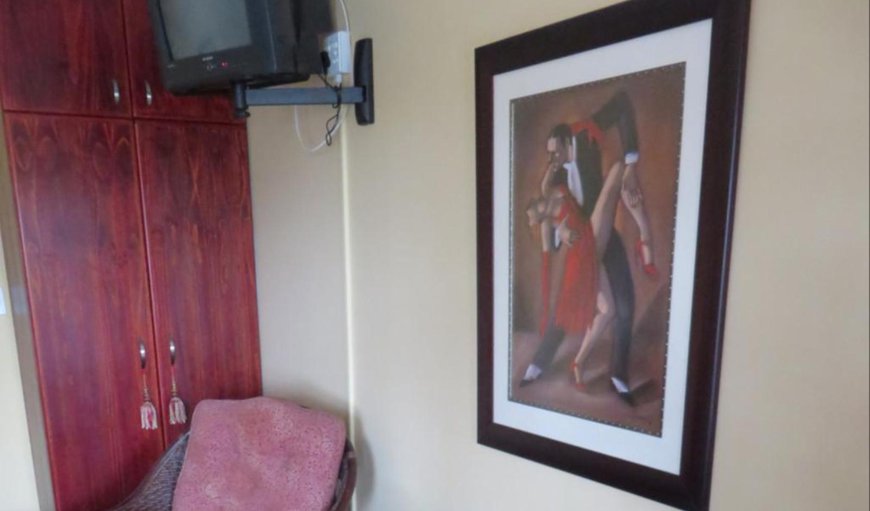 Guest Room 4: TV and multimedia