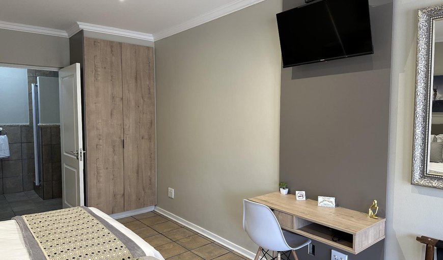 King/Twin Separate Tub and Shower: TV and multimedia