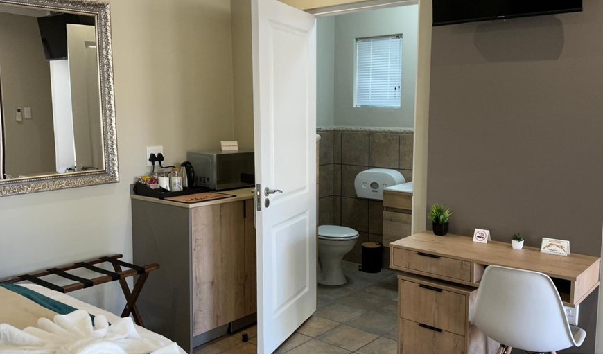 Twin/King Room with Shower Only: Photo of the whole room
