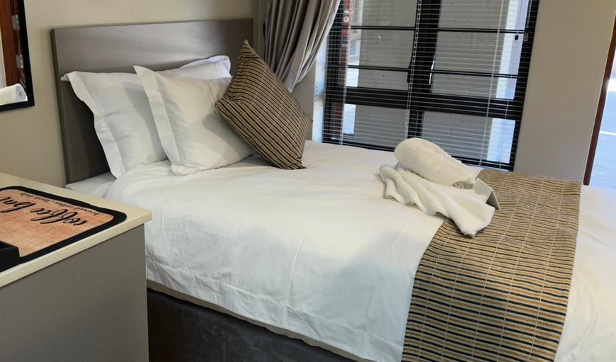 Single Traveller Room: Bed