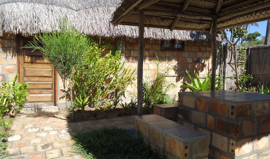 2 Sleeper Brick Cottage: 2 Sleeper Brick Cottage - The unit has a braai area with undercover seating.