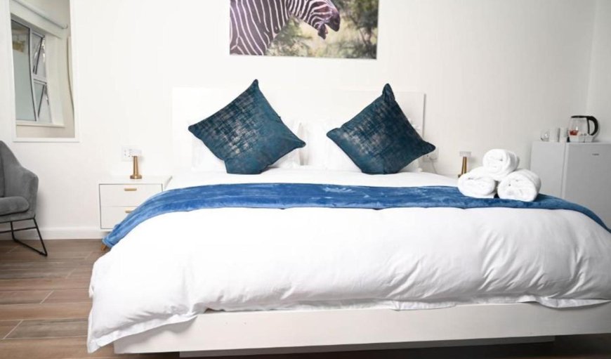 4E Superior Room: Bed
