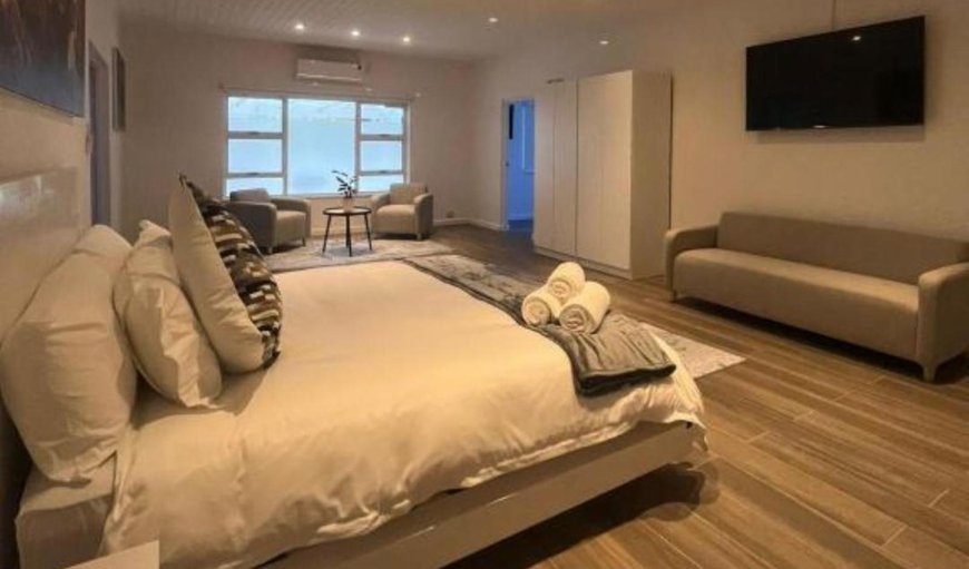 4E Superior Family Room: Photo of the whole room
