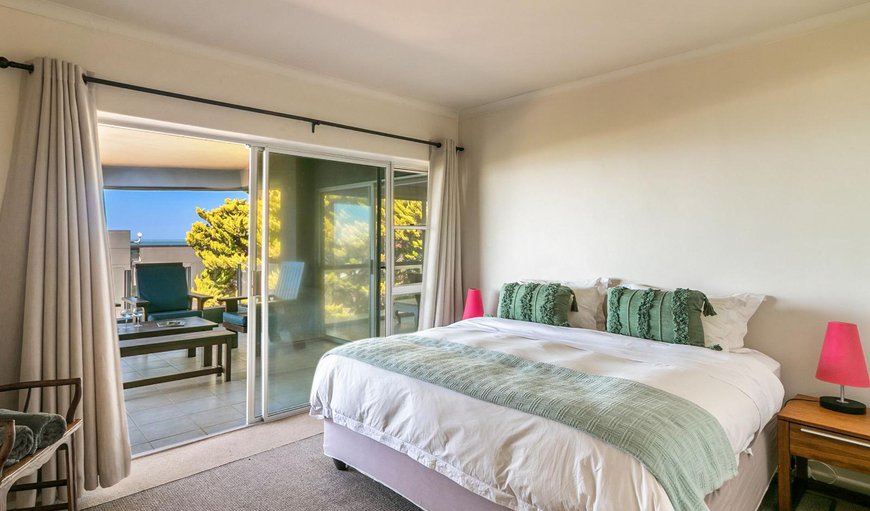 4-Bedroom Beach House: Bed