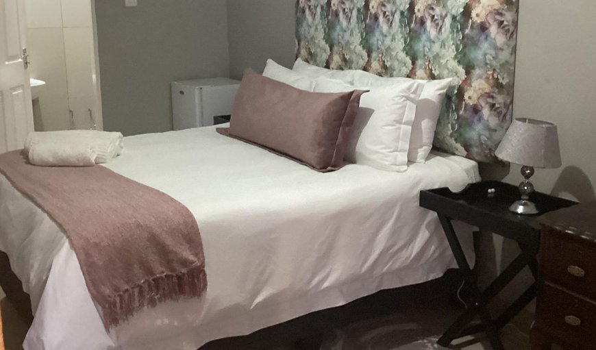 Comfort Queen Room: Bed