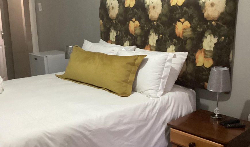 Comfort Queen Room: Bed