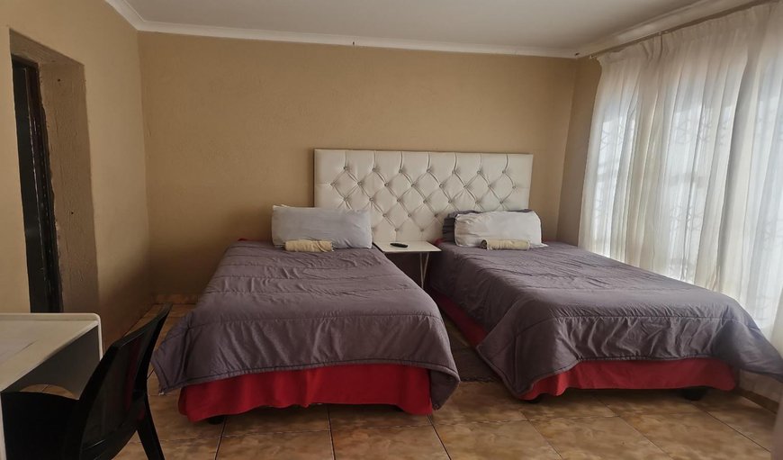 Standard Twin Room: Bed