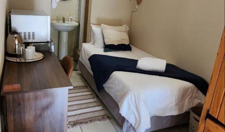 Budget Single Room: Bed