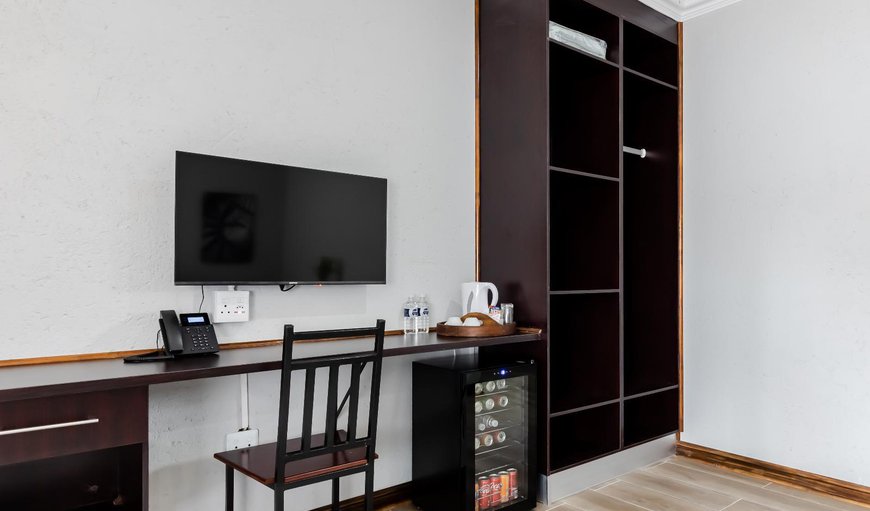 Deluxe King Room: TV and multimedia